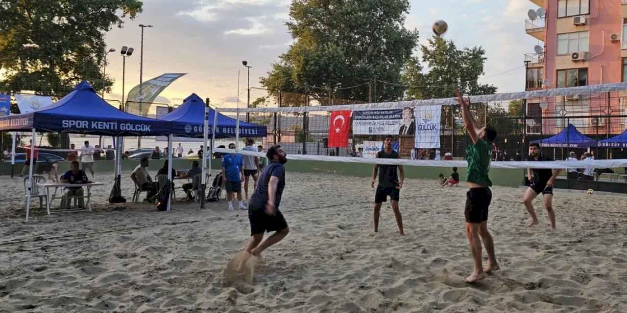 Kocaeli Gölcük'te kum üzerinde şenlikli turnuva başladı