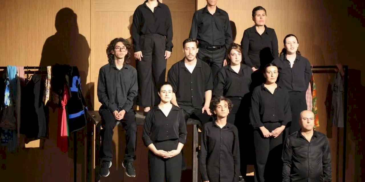 İzmir'de Kent Tiyatrosu kursiyerlerinden alkışlık performans