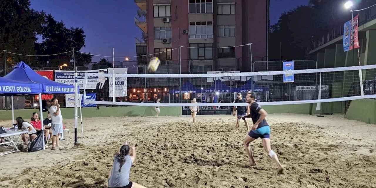Kocaeli Gölcük’te plaj voleybolu turnuvası büyükler kategorisinde sona erdi