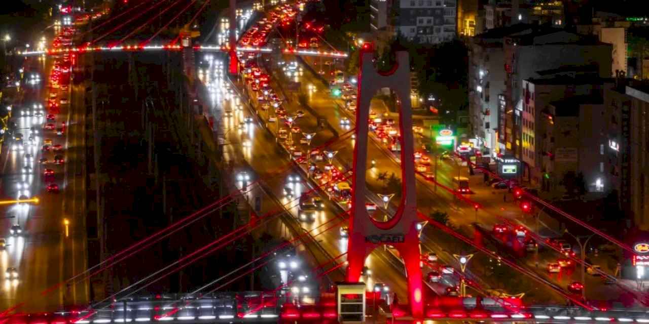 Kocaeli’de üst geçitler al bayrağın renkleriyle ışıldadı