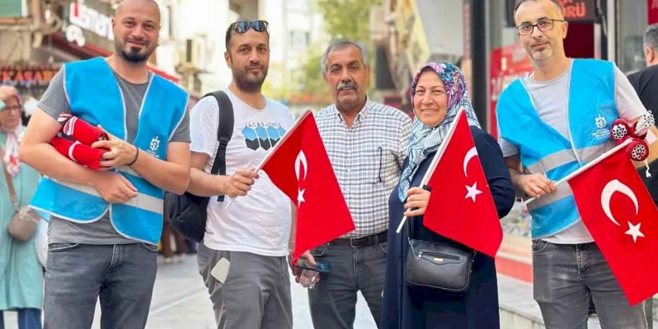 Esnafa ve vatandaşlara binlerce bayrak dağıtıldı