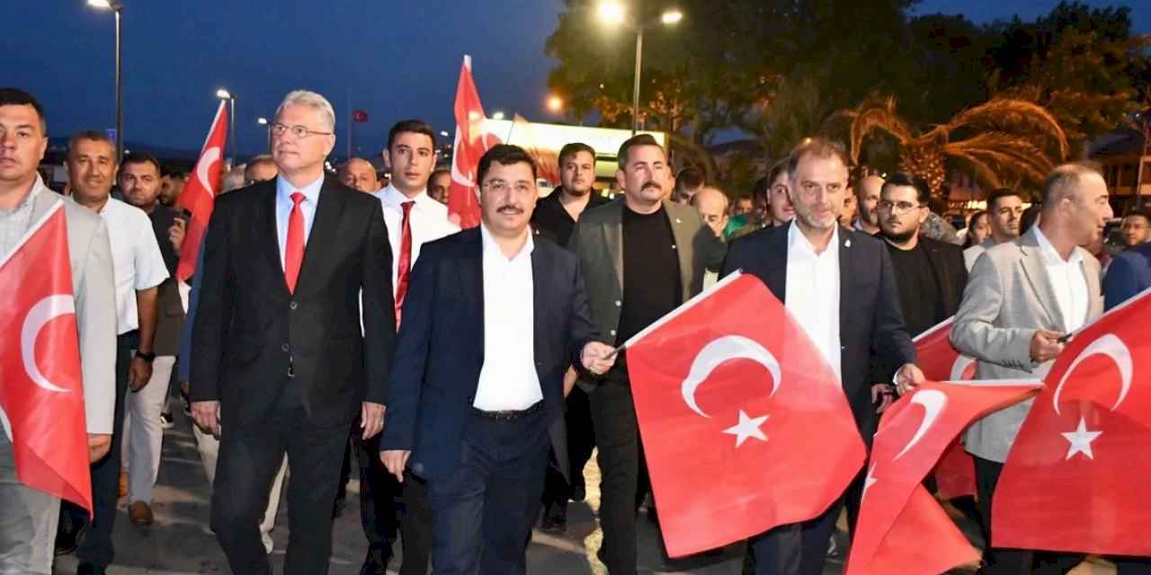 Mudanya’da demokrasi ve bayrak yürüyüşü coşkuyla gerçekleşti