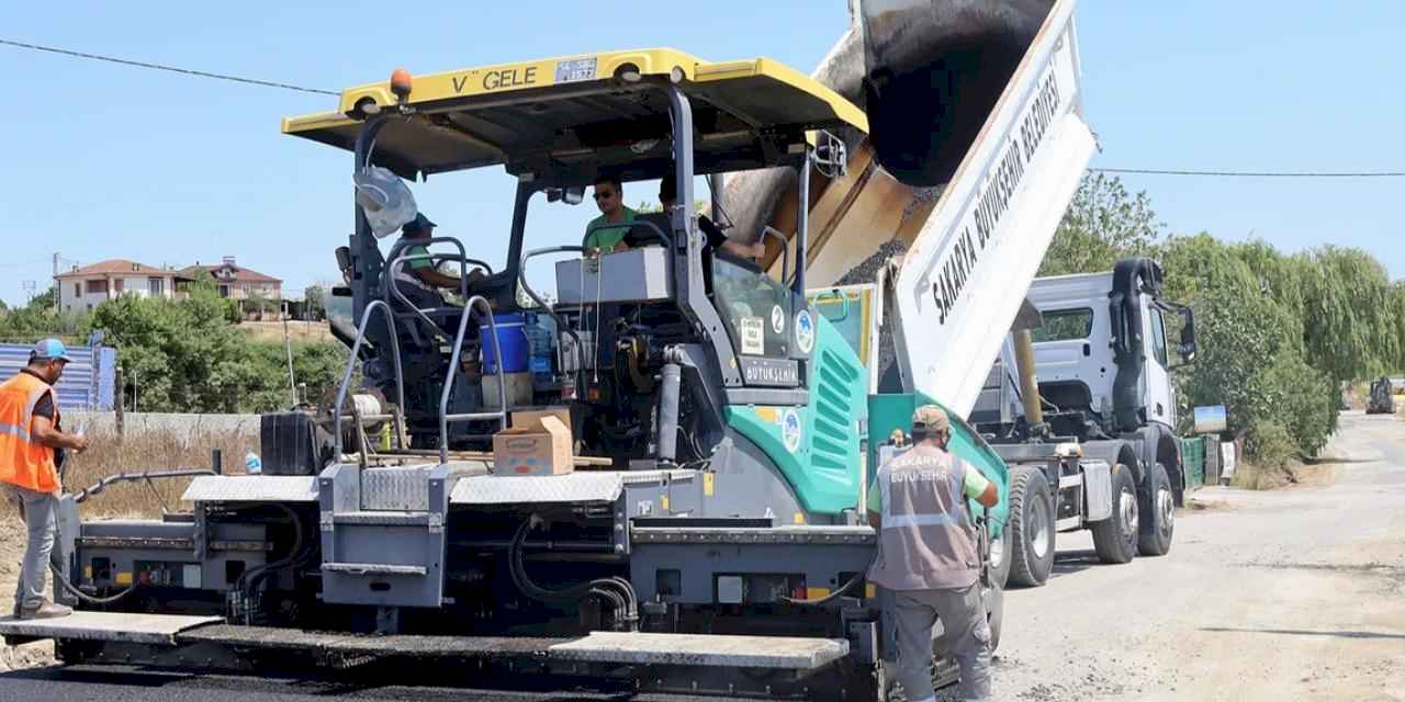 Sakarya Kaynarca’da asfalt mesaisini sürdürüyor