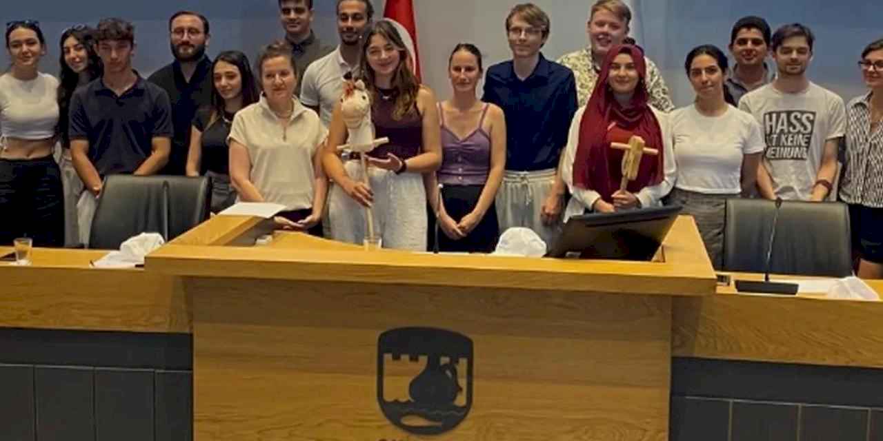 Osnabrück ve Çanakkaleli gençler meclis toplantısında buluştu