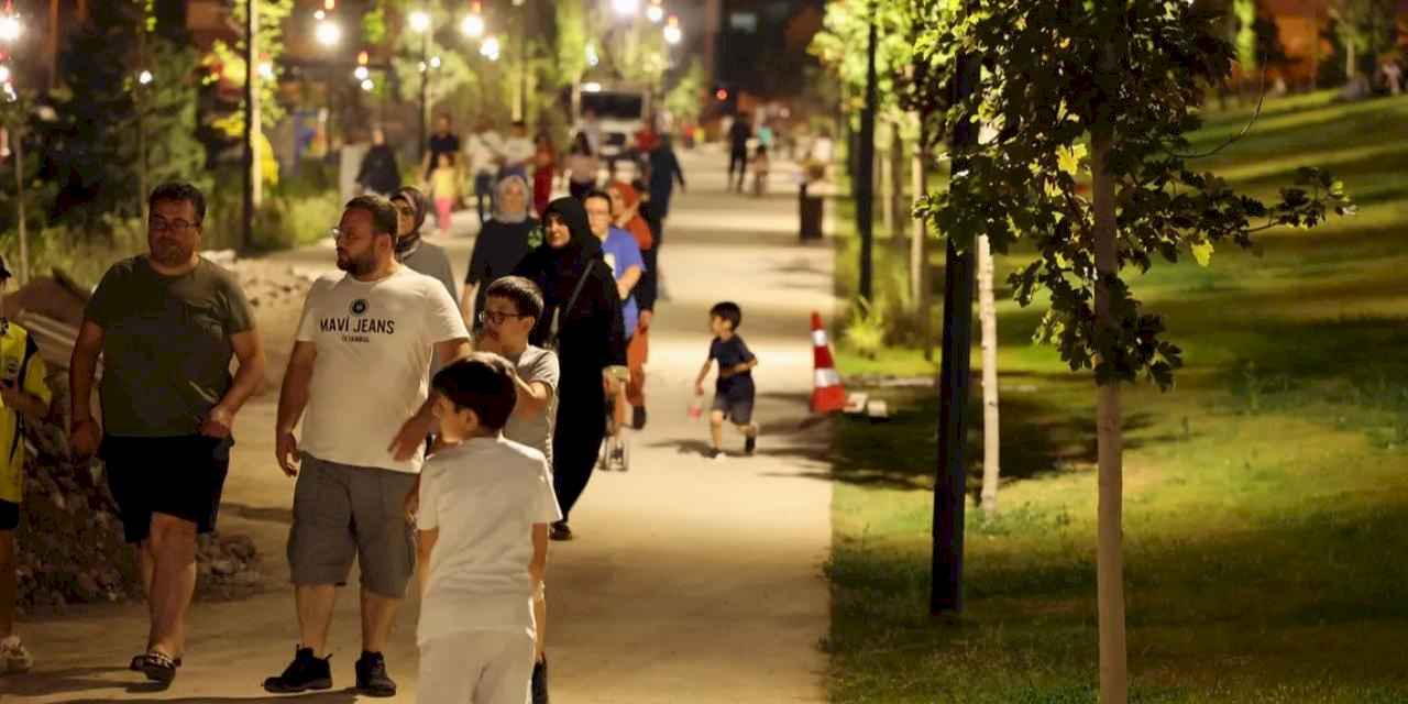 Kayseri Talas'ta millet açılmadan bahçesine akın etti