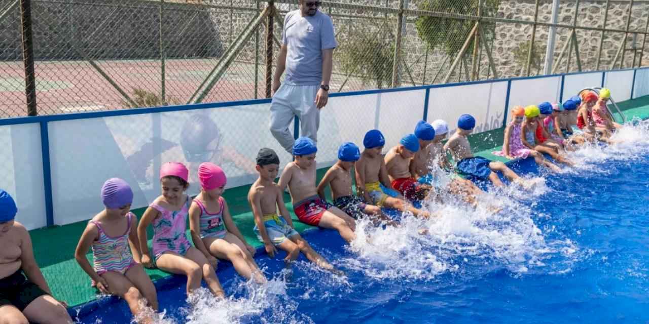 İzmir'de mahalleye havuz geldi, çocuklar bayram etti