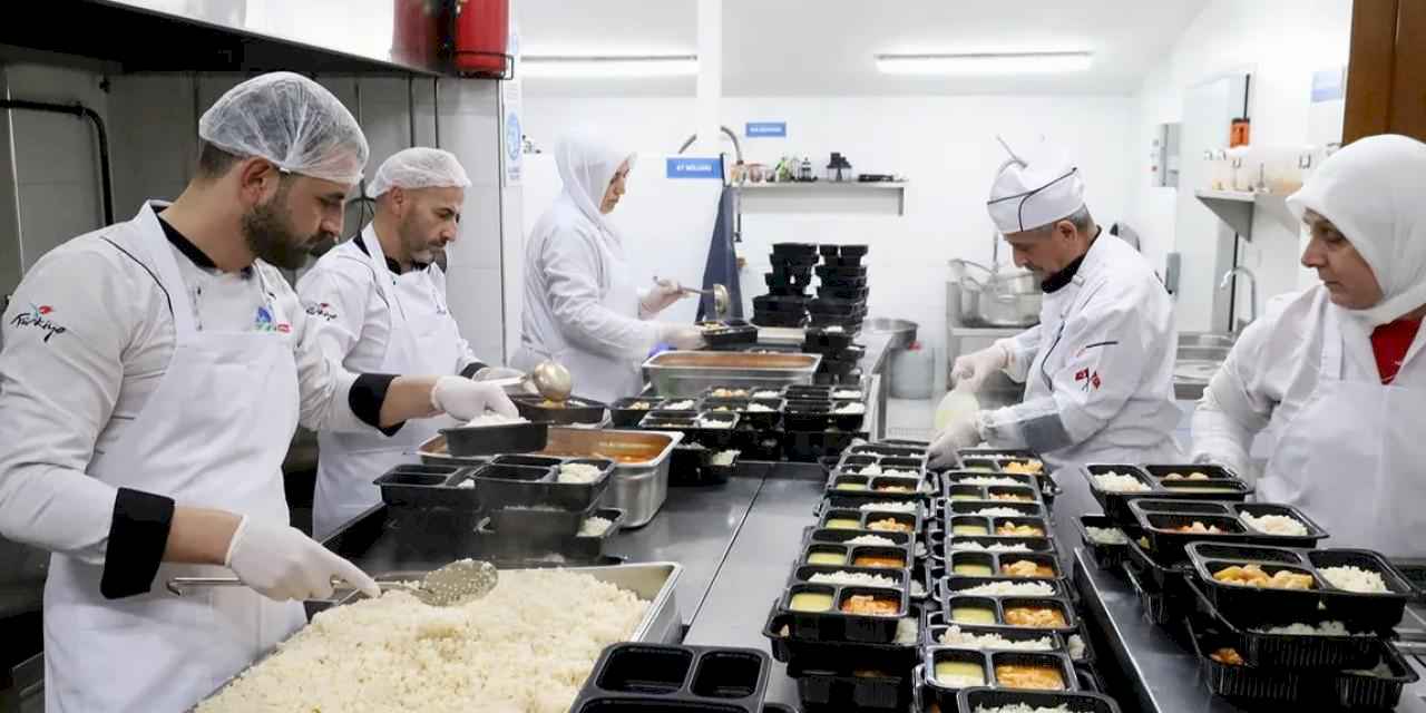 Sakarya’da yüzlere tebessüm olan en lezzetli yemekler bu kazanda pişiyor