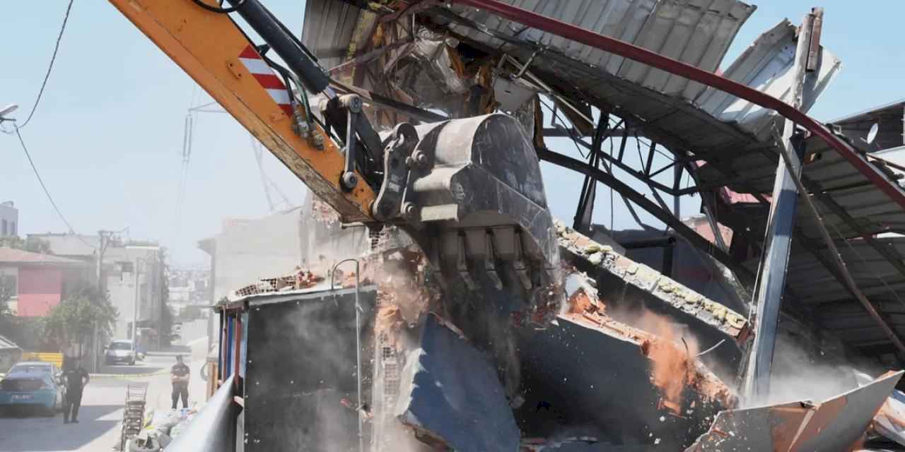 Bursa'da yüksek gerilim hattına yapılan kaçak iş yeri yıkıldı