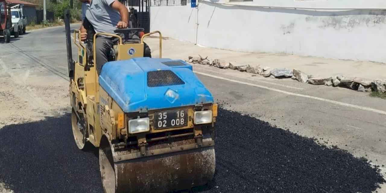 Efes Selçuk’ta Barutçu–Zeytinköy güzergahında asfalt onarımı