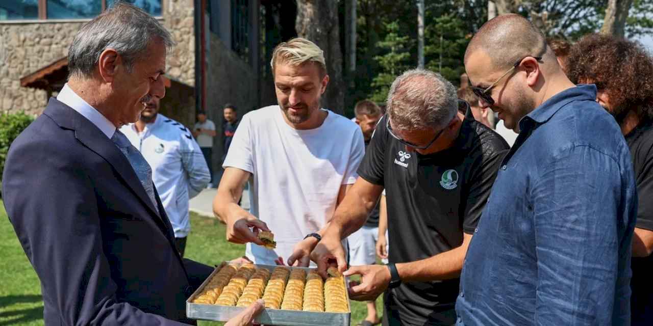 Başkan Alemdar'dan Bolu kampına baklavalı moral