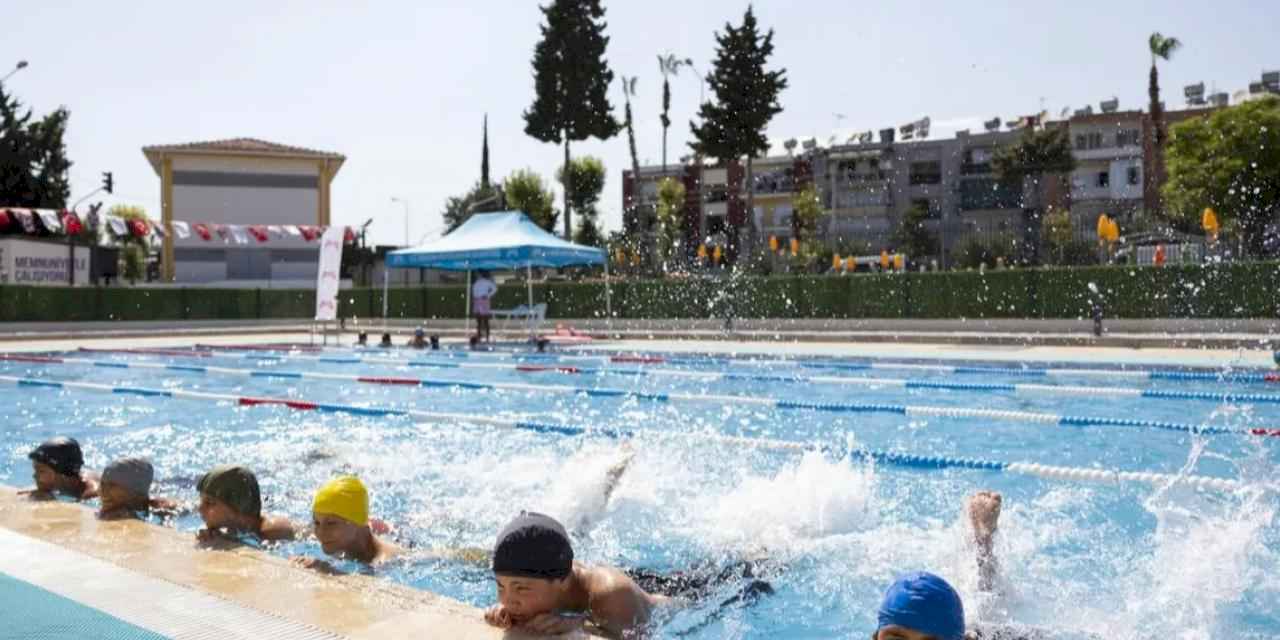 Mersin’de 7’den 70’e Herkes Eğlenerek Yüzme Öğreniyor