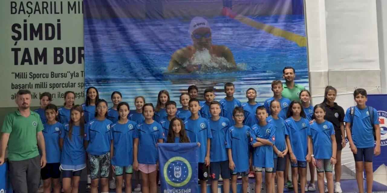 Bursa Büyükşehir Belediyesporlu kulaçlar madalyaları topladı