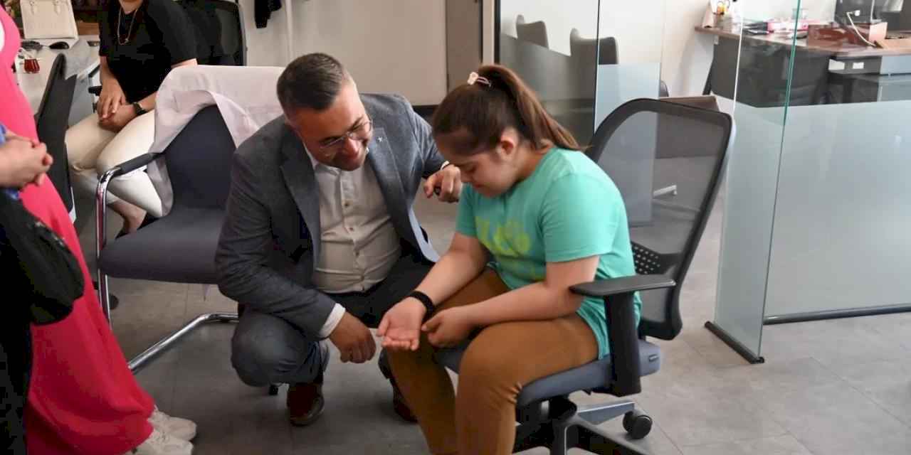 Manisa’da 'Ben Buradayım' akıllı bileklikleri dağıtılıyor