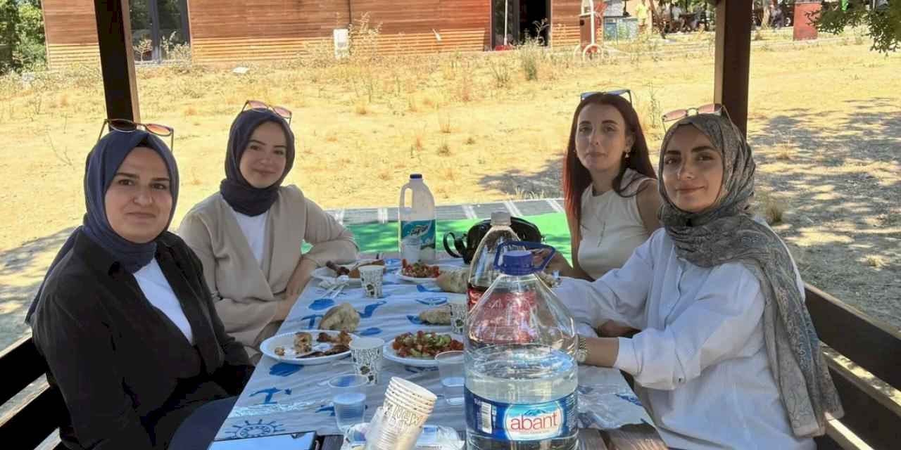 Bursalı genç inşaat mühendislerinin piknik keyfi