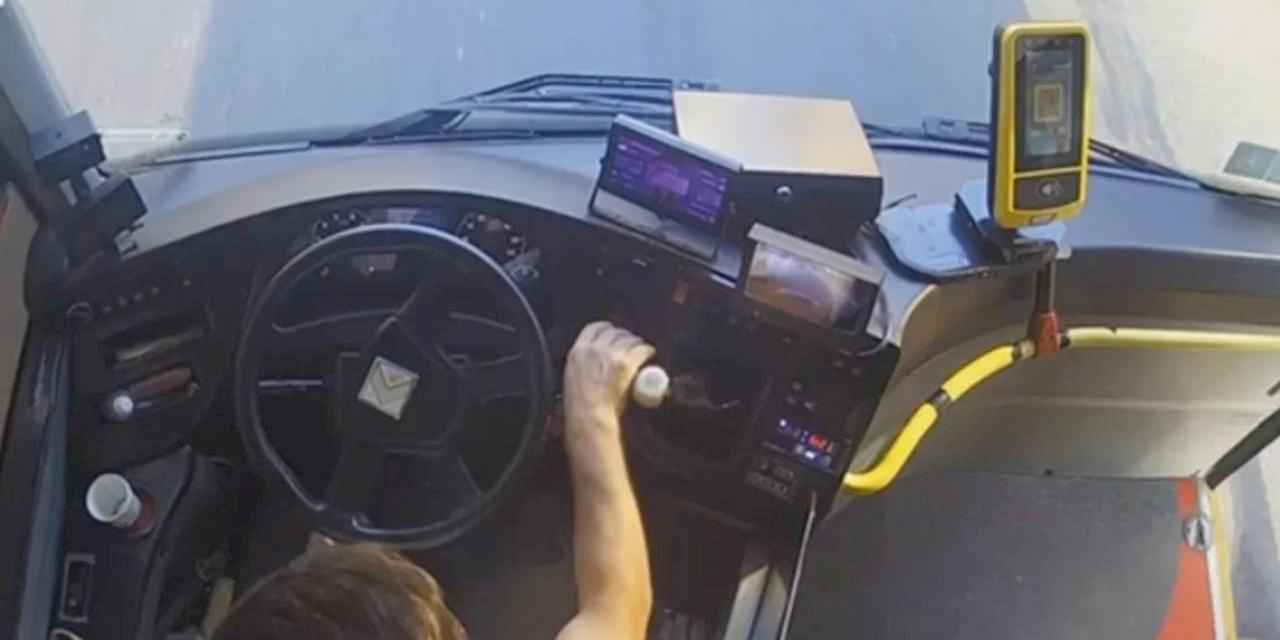 İETT kaptanı hayat kurtardı... Hastalanan yolcuyu acile yetiştirdi