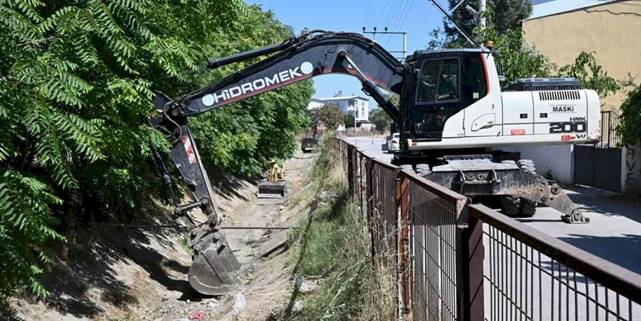 Manisa Fevzi Çakmak'ta sulama kanalları temizliği