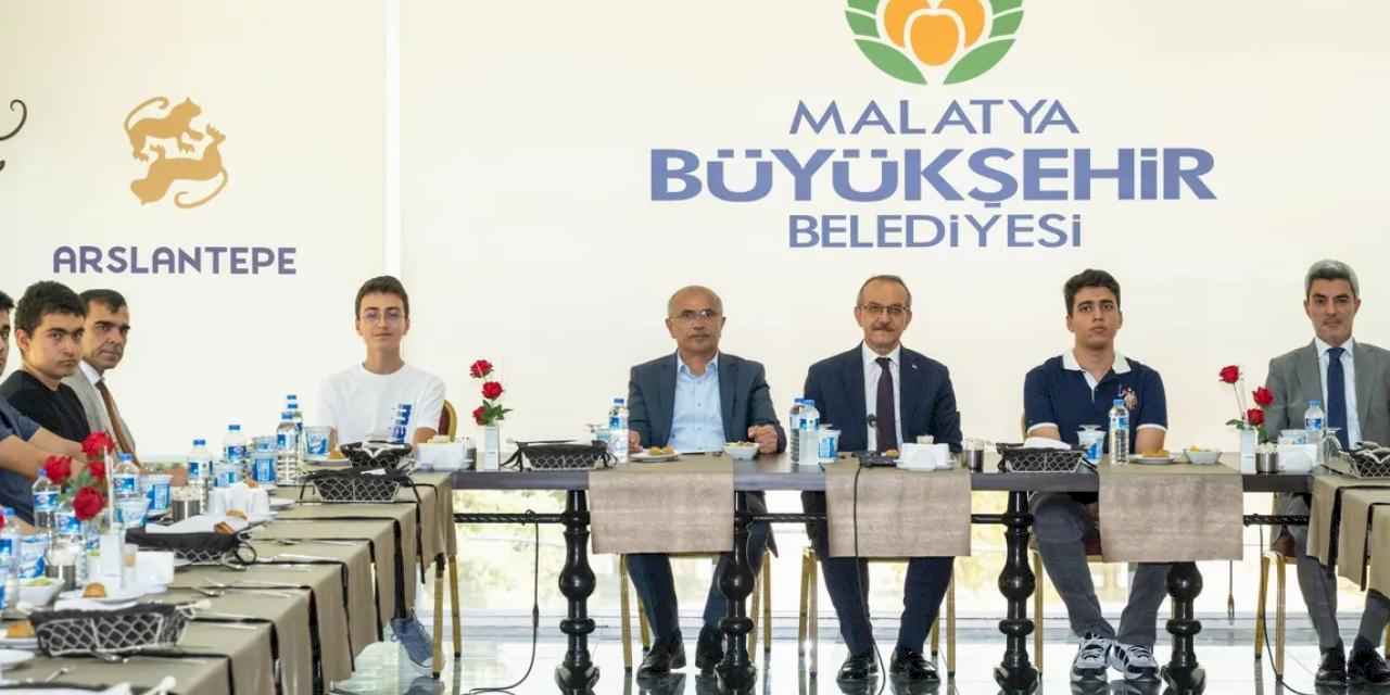 Malatya'da başarılı öğrenciler onuruna yemek