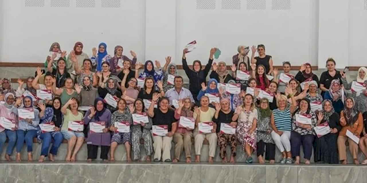 Denizli'de 'Yüzme Bilmeyen Kalmasın' projesinde kadınlar sertifikalarını aldı