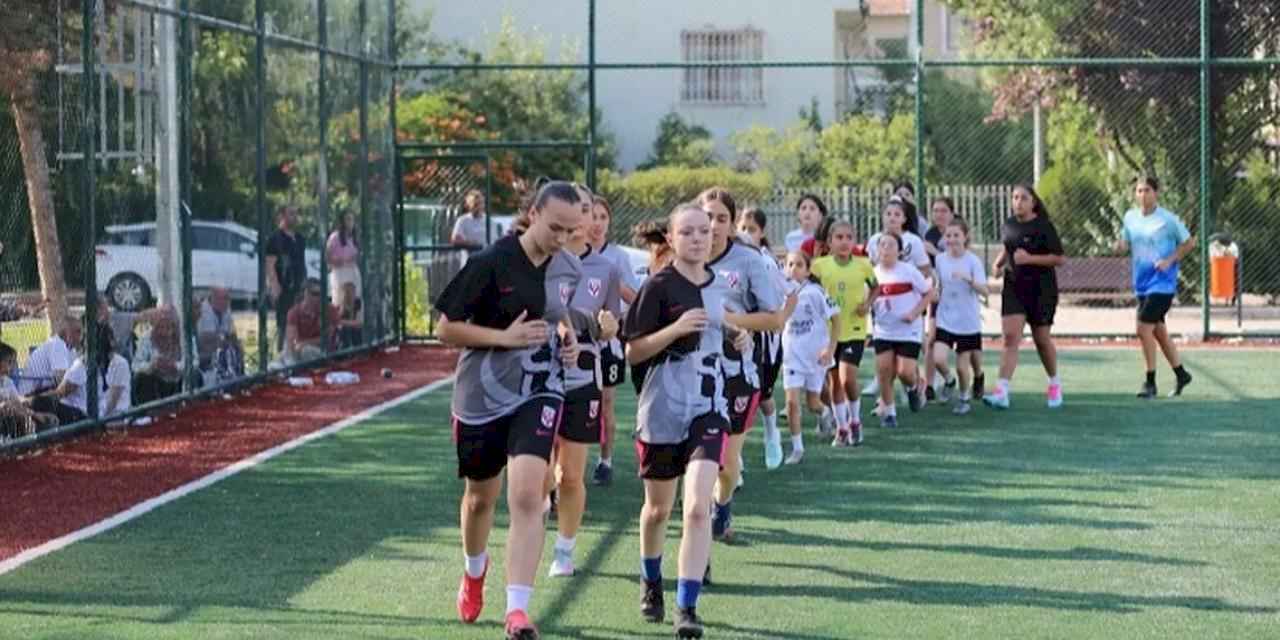 Başkentli kızlar sahaya indi