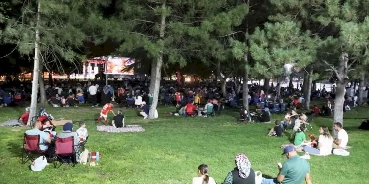 Kayseri Melikgazi'de açık havada sinema keyfi