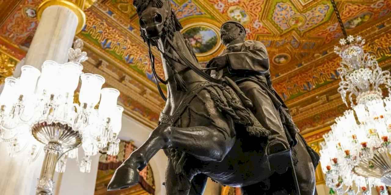 Sultan Abdülaziz’in atlı heykeli Beylerbeyi'nde ziyaretçilerini bekliyor