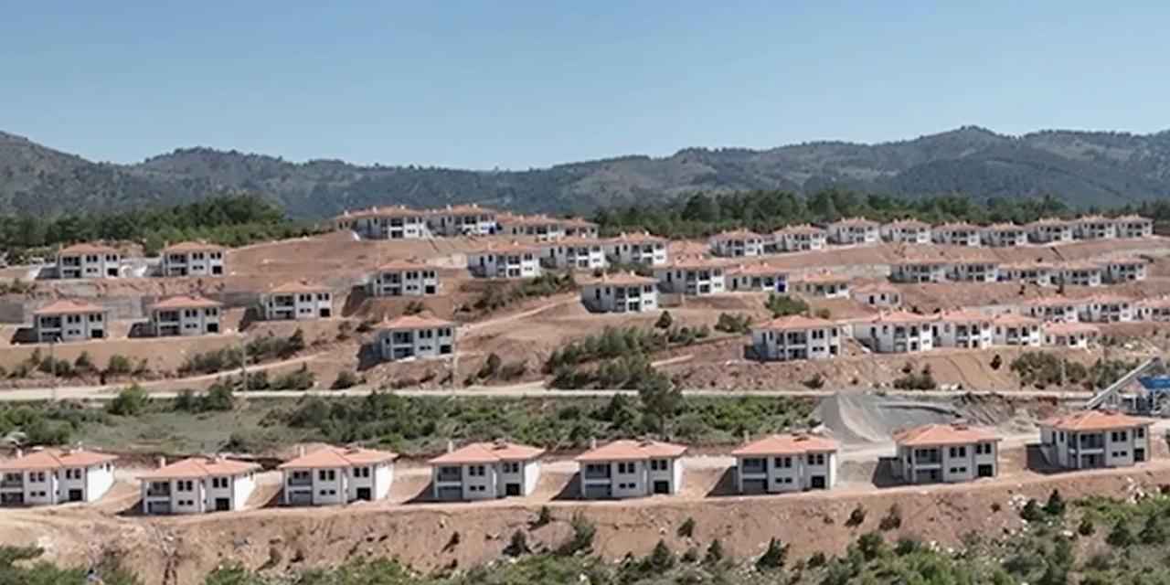 Afet bölgesinin iki katlı köy evleri tamamlandı