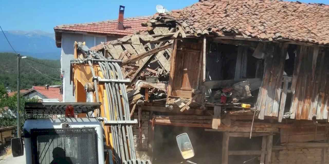 Bursa Osmangazi'de tehlikeli metruklara yıkım