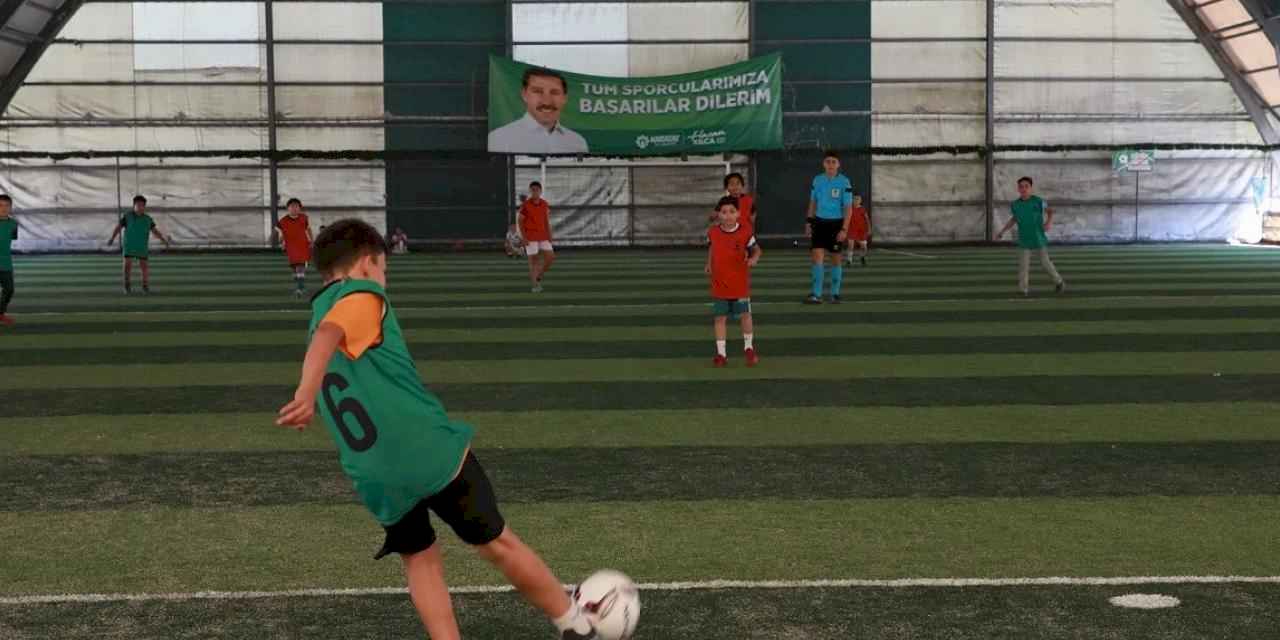 676 öğrenci sahada ter döküyor