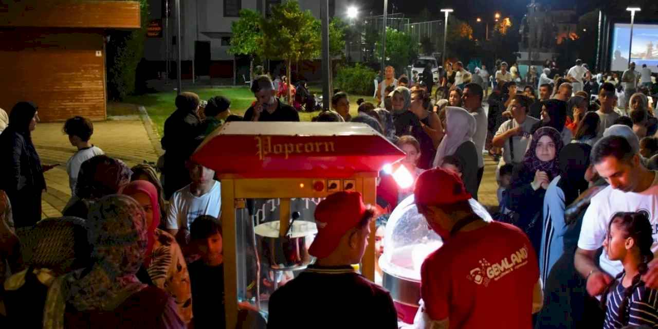 Bursa Gemlik’te yaz akşamlarına açık hava sinema keyfi