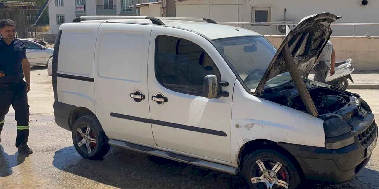 Adıyaman’da otomobil alev aldı: Beton mikseri sürücüsünden ilk müdahale