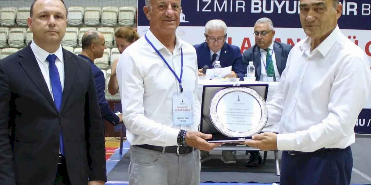 İzmir Büyükşehir Spor Kulübü’nde bayrak değişimi