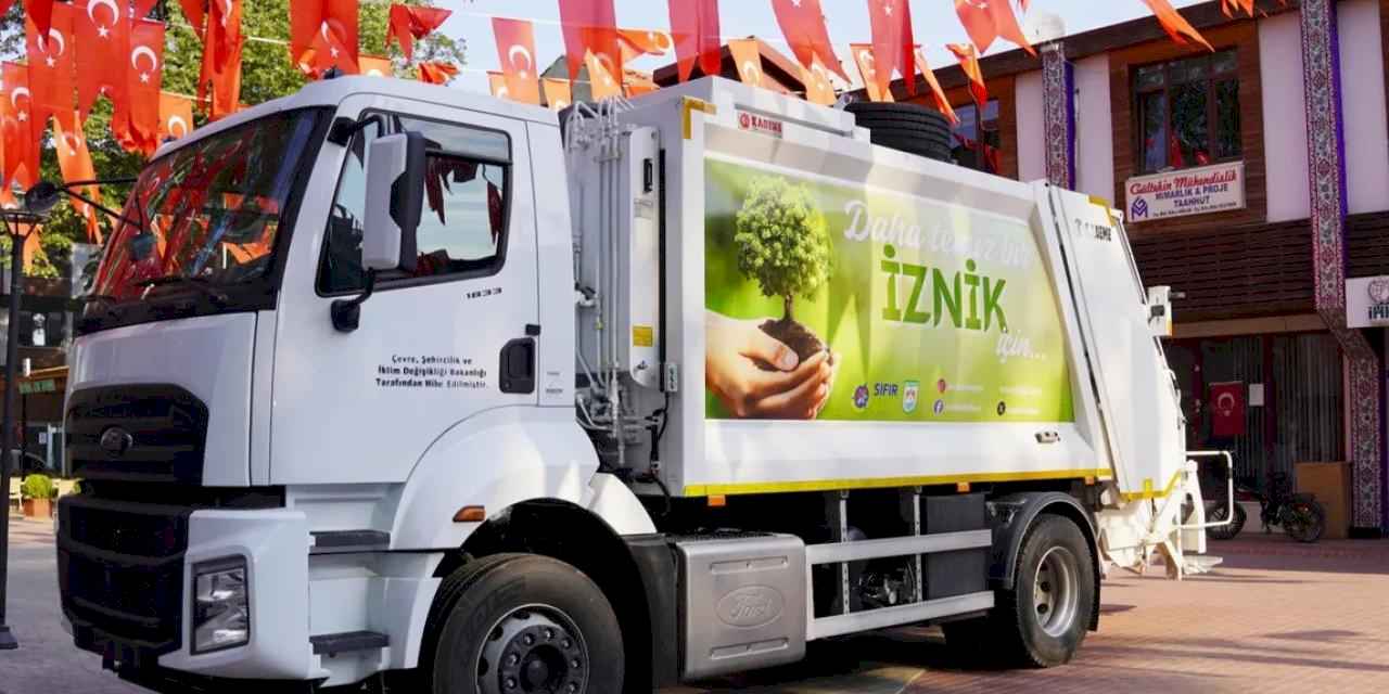 Bursa İznik'e bakanlıktan hibe çöp kamyonu