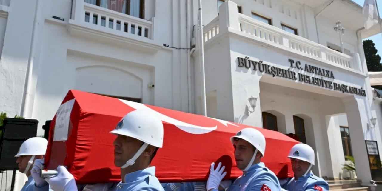 Antalya'da eski başkan son yolculuğuna uğurlandı!