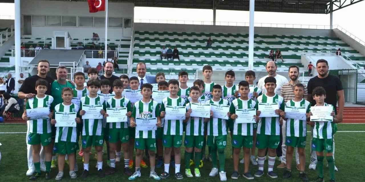 İznikspor Yaz Futbol Okulu’nda sertifika heyecanı
