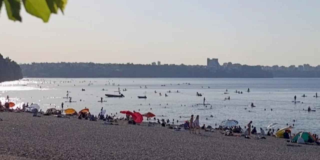 Antalya'da sıcaktan bunalanlar o plaja akın etti!