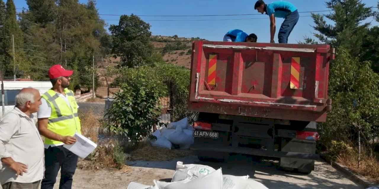Kocaeli Büyükşehir'den üreticiye tavuk yemi ve ekipman desteği