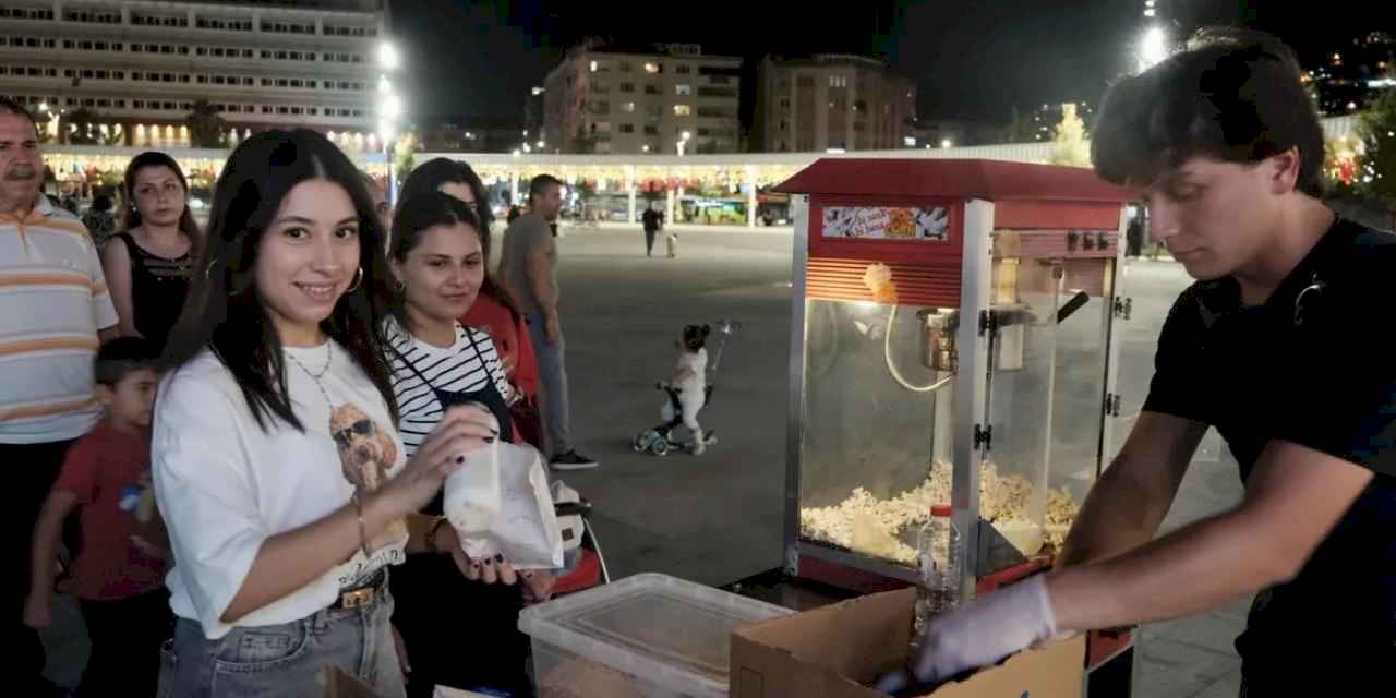 Kocaeli'nde sinema keyfi Milli İrade Meydanı'nda yaşanıyor