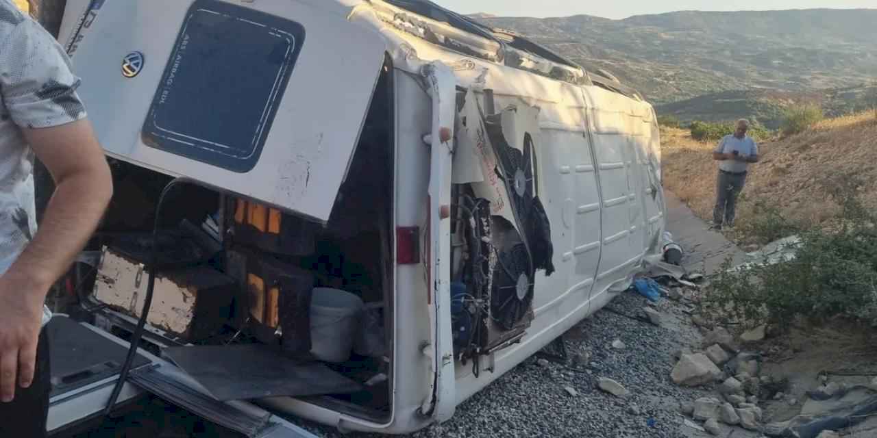 Fıstık işçilerini taşıyan minibüs kontrolden çıktı: 22 yaralı