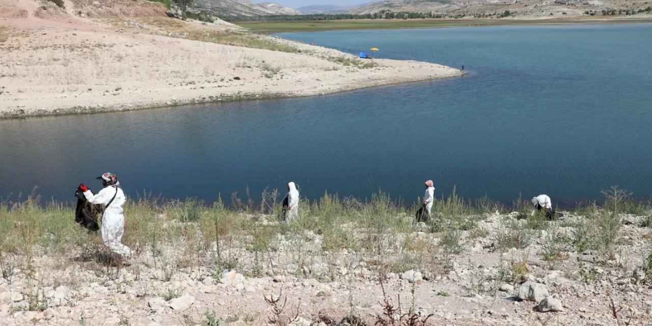 Altınapa Baraj Gölü çevresinde temizlik çalışması yaptı
