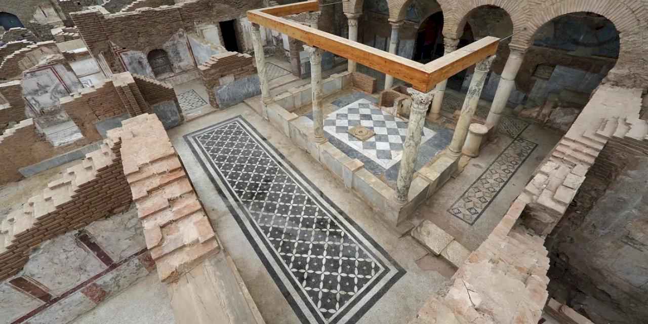 Efes'in simge yapılarından Yamaçevler restorasyonda