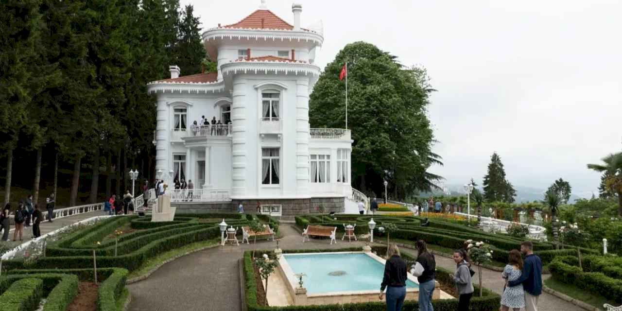 Atatürk Köşkü yüz binlerce ziyaretçi ağırladı