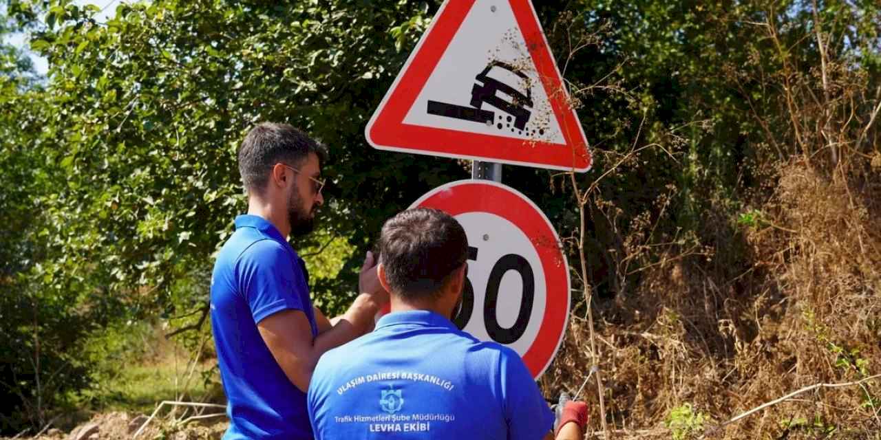 Kocaeli kırsalında ulaşım levhaları yenileniyor