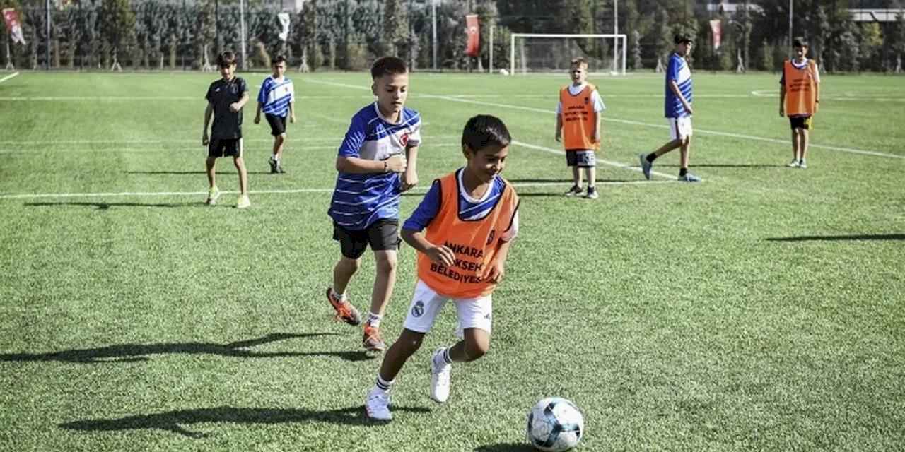Başkentli minikler yaz tatilinde futbolla buluştu