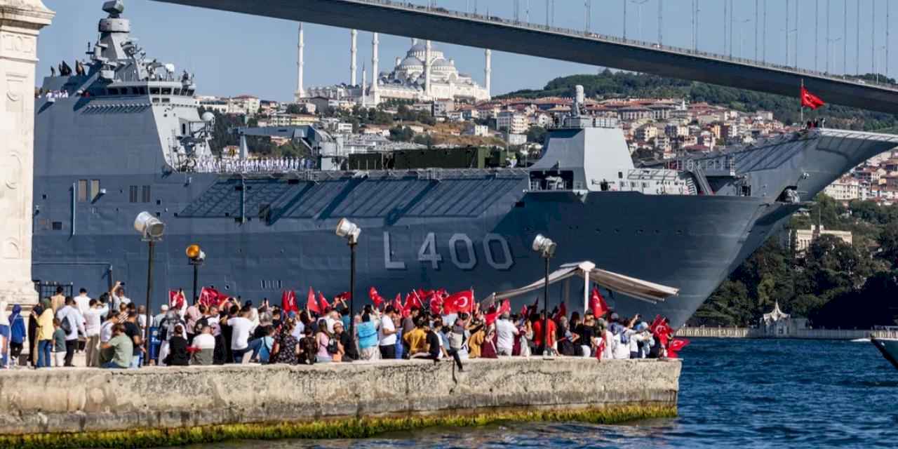 İstanbul Boğazı'nda görkemli geçit