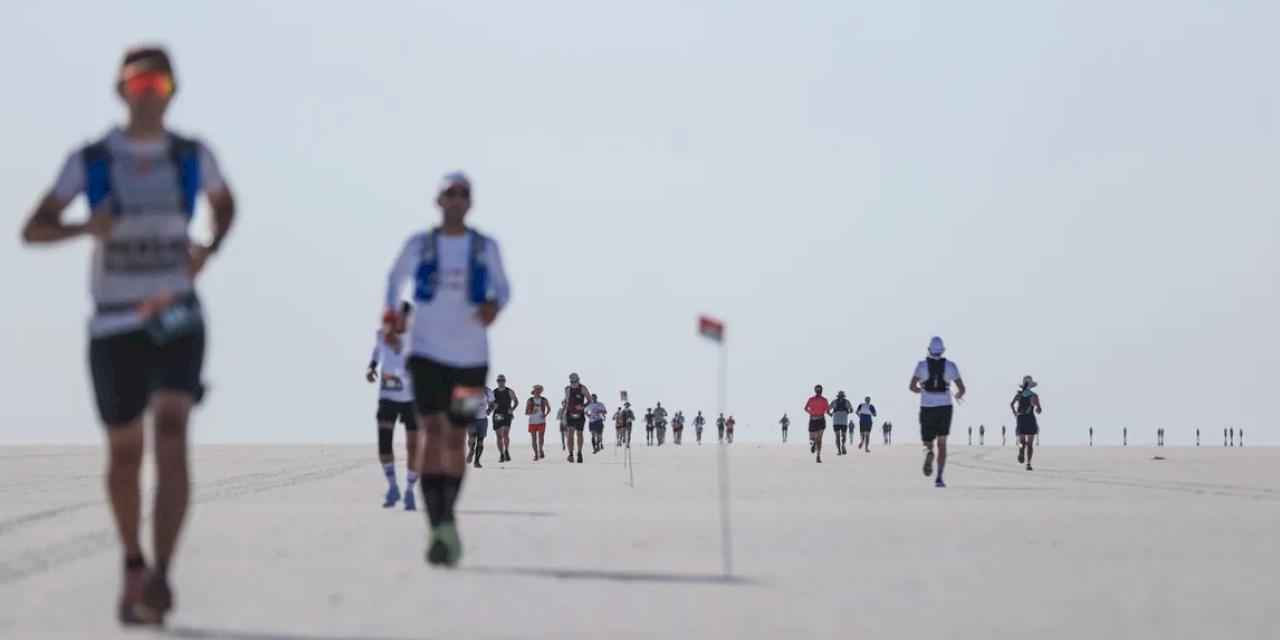 Tuz Gölü'nün sonsuz beyazlığında koştular!