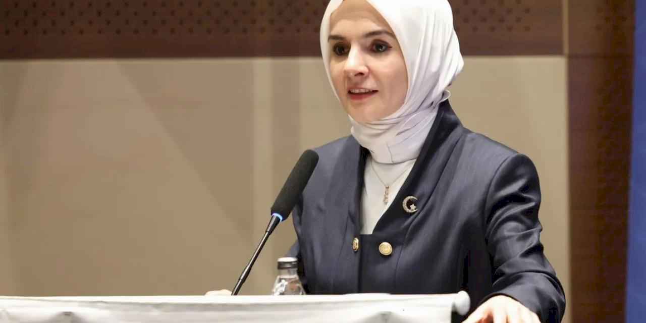 Bakan Göktaş'tan YKS çıkışında babasının çiçekle karşıladığı Çimen'e tebrik telefonu