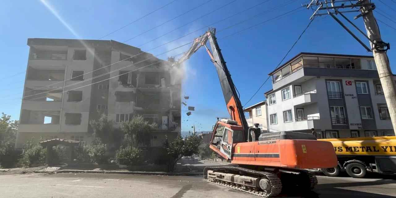 Derince’de ağır hasarlı binaya ilk kepçe
