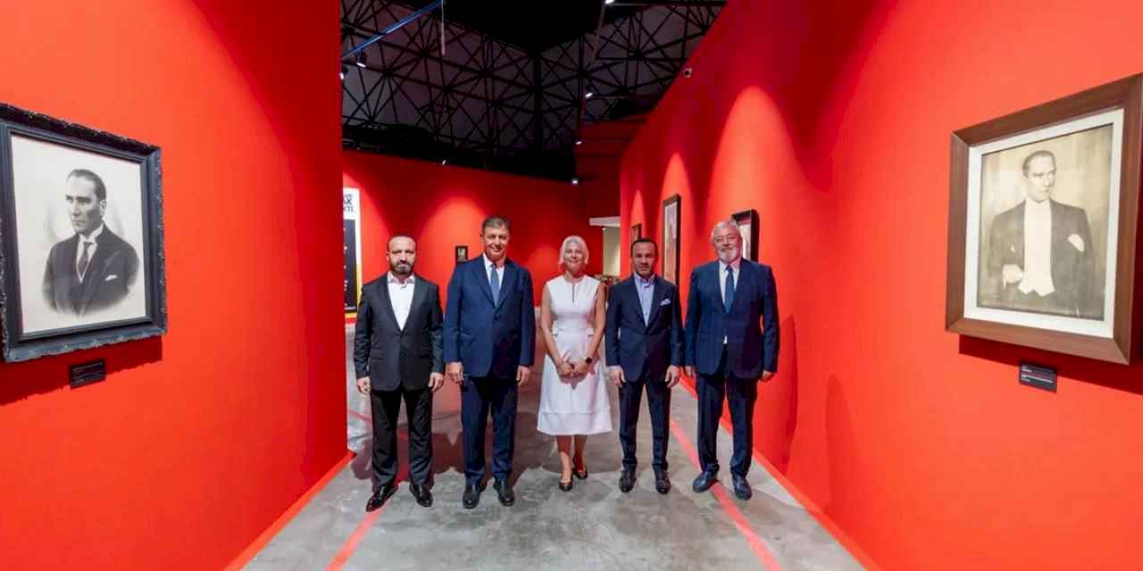 Atatürk ve Refik Anadol sergileri İzmirliler ile buluşuyor