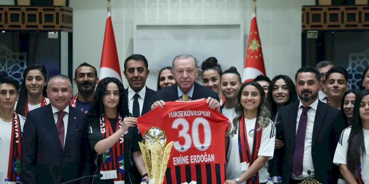 Cumhurbaşkanı Erdoğan, Yüksekovaspor Kadın Futbol Takımı’nı ağırladı