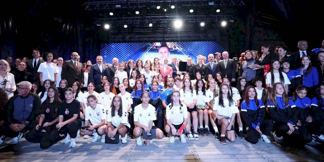 Bakan Güler: Sahada koşan her genç kızımız geleceğe umut oluyor